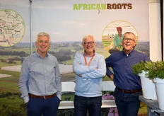 African Roots stond opnieuw op de beurs om hun stekmateriaal uit Afrika te promoten. Van links naar rechts: Paul Zwinkel en Henk Nijhuis, die samen de directie vormen, en misschien wel hét bekendste gezicht van de firma, Hans Bentvelsen.